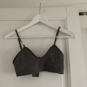 Topp/ sporttopp - Helt ny topp/ sporttopp från hm, aldrig använd endast testad. Grön. Finns inlägg till  