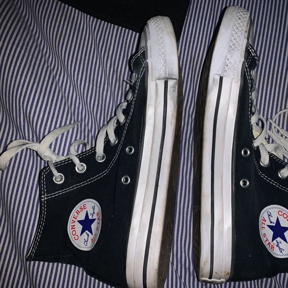 Ett par svarta Converse som inte passar mig längre. Vita delarna längst framme och bak är lite smutsiga, kan absolut tvättas bort dock. Storlek 39. Djur finns i hemmet. Observera att frakten ligger på 99kr och är spårbar. Budgivningen fortsätter till lördag så alla får en chans att buda 🖤. Skor.