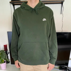 NIKE HOODIE - Aningen blekt, annars bra skick. 