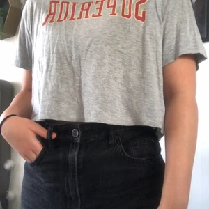 T-shirt - grå kroppad t-shirt med ”superior” skrivet 