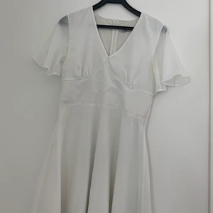 Studentklänning - Finaste studentklänningen från nakd. Sitter åt så snyggt i midjan och runt brösten som ni kan se på bild 3. Använd 1 gång på min lunch och utspring. 