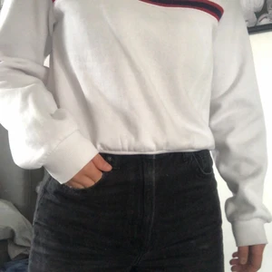 Sweatshirt  - Vit sweatshirt med en rödblå rand tvärsöver