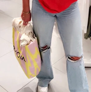 Zara håliga jeans  - Helt nya zara jeans med pris lappen kvar, aldrig använda. Jätte snygga till sommaren, säljer pågrund av fel storlek. (Min väns bild) pris och frakt diskuteras 