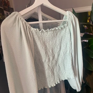 Topp mint/pastellgrön  - Säljer den i jättebra skick då den är använd max 3 ggr. Färgen är mer ljus pastell i verkligheten, svårt att få på bild. 😊 Storlek M men den sitter nära kroppen så den passade mig som bär S och borde passa en XS också 💕 Pris går att diskutera!