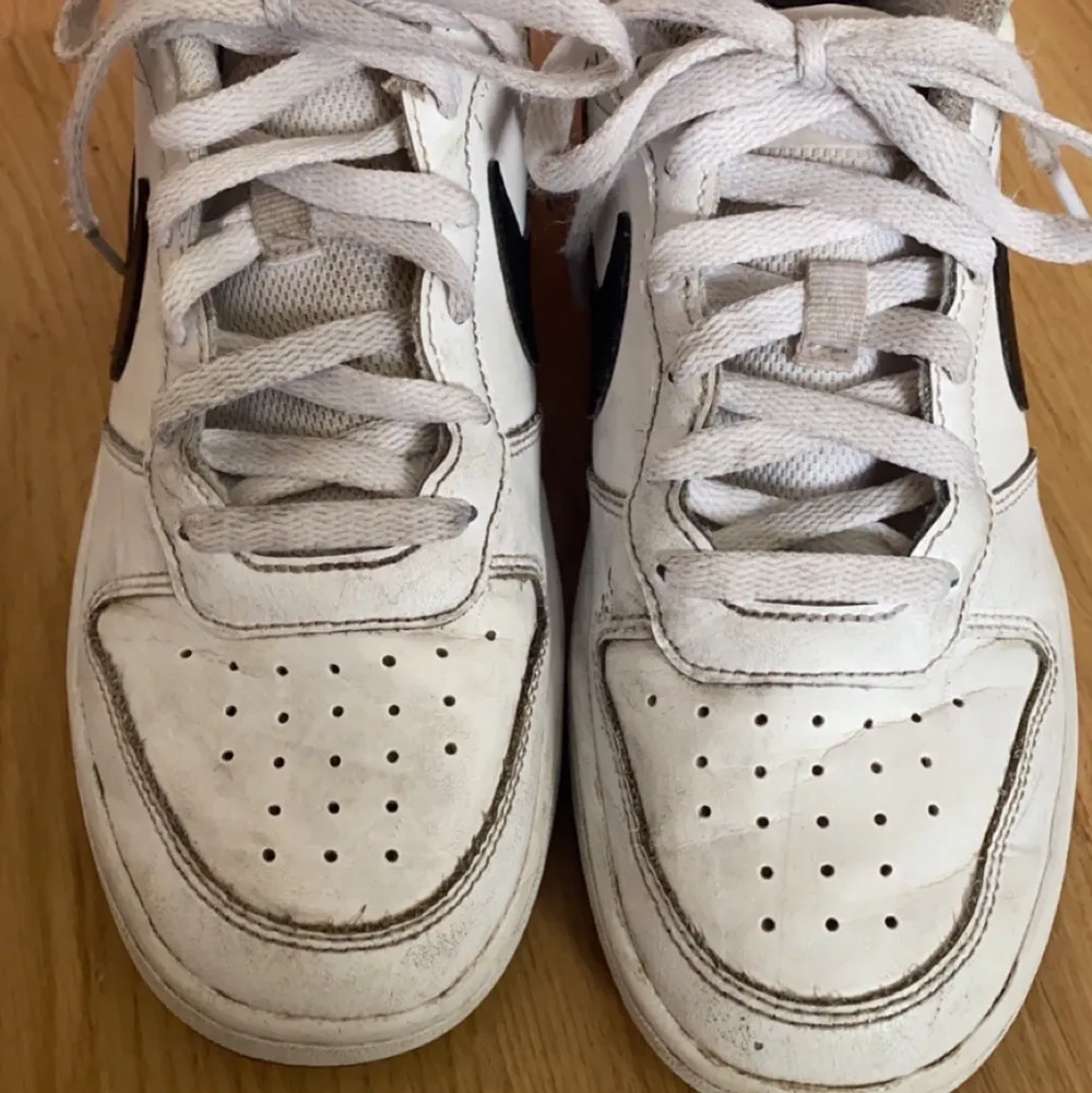 Väl använda, storlek 38, har försökt att tvätta de så gott det går men tänker att jag säljer de billigt eftersom de har nån liten ”skada”! De är äkta Nike skor men de är inte air force 1!. Skor.