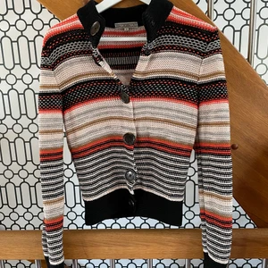 Stickad kofta från dagmar  - Cool flerfärgad stickad kofta från dagmar i storlek s. Är i mycket gott skick.