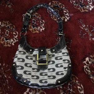 Guess hand väska  - En 50 tal Guess väska I mycket bra skick och säljer den med bra bud då bud i kommentarna eller köp direkt för 700