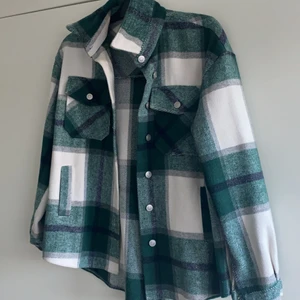 Rutig oversized kappa - Säljer denna kappan som är i nyskick. Lagom oversized i modellen och ger en baggy look. 