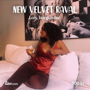 New velvet raval flare! - Säljer dessa vackra Lois-byxor som tyvärr inte används! 💕 Köpt på Follestad för 1599. Storlek: 27/34! S-M. 🌸 Passar bra på kroppen och används i gott skick. Priset kan diskuteras💘 