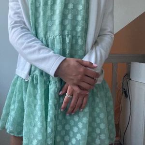 🌞Blommig klänning😘 - En jättefin klänning andvänd få gånger, säljer pågrund av att den inte blir använd, köparen står för frakt😉😽🙏