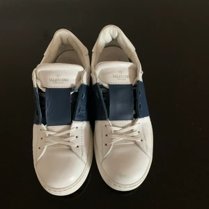 Valentino skor - Valentino skor i storlek 43, passar 44. Fint skick med mindre tecken på användning!