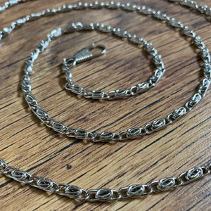 Lång kedja - En lång fin kedja på 125 cm. Den är rostfri och kan användas till handväskor om man vill det, annars hänga i byxan eller så 😋 Frakt är 24 kr!