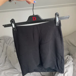 Svart kjol - Stretchiga och passar de mesta storlekar! ⭐️