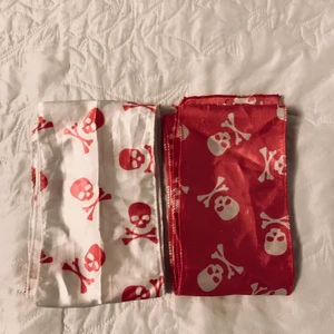 2 st scarfs  - 2 st scarfs, Modell: Unisex, Skick: Nyskick, Pris: 40kr för båda.  Kolla gärna in mina andra inlägg, Vid intresse av fler varor så fixar jag ett bra paketpris!