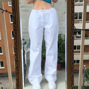 Byxor -  vita byxor i bomull. Jag är 164cm och på mig är dem lite långa. Fraktar för 70kr spårbart eller möts upp i Stockholm💗💗:)