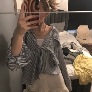 Skjorta  - Randig Skjorta från zara som passar perfekt till sommaren 