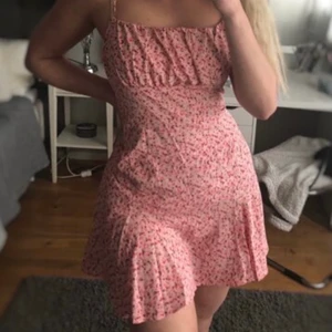 Rosa klänning  - Rosa, jättesöt klänning från Shein med dragkedja i bak. Tyvärr för liten för mig så aldrig använd. 💕 DM för frågor. Nypris 119kr