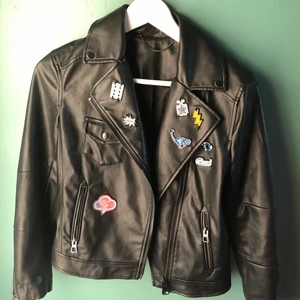 Skinnjacka med patches  - Säljer denna assnygga skinnjacka med patches! Stl xs, i mycket fint skick🌈🌈