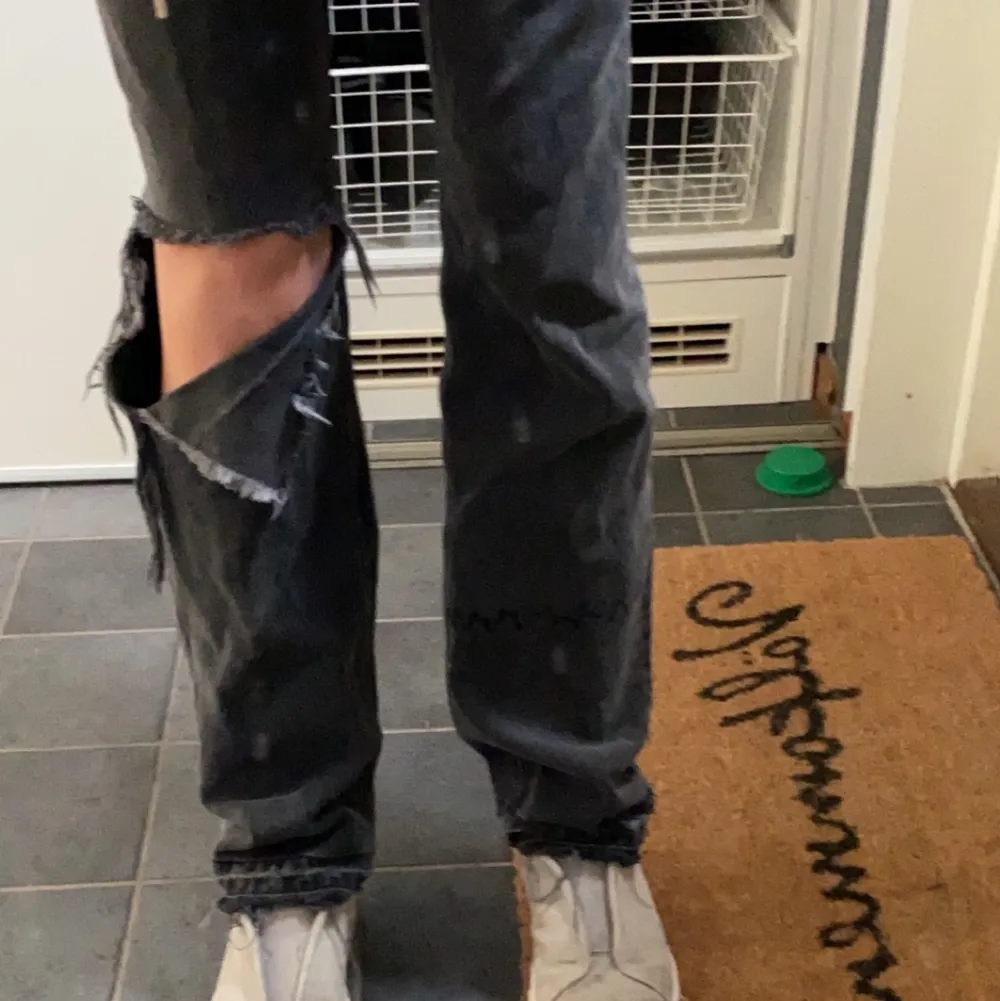 Säljer mina otroligt snygga och coola jeans som tyvärr inte kommer till användning längre. Har gjort om dom lite själv då de var hela från början. Sitter ända ner till hälen på mig som är 166. De är väldigt sköna och perfekt nu till sommaren! ❤️ skriv privat för mer frågor. Jeans & Byxor.