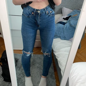 Håliga jeans - Säljer dessa super duper snygga jeans med hål i, de sitter verkligen perfekt på mig men använder de inte🥰😕 Sitter jätte bra i längden är på mig och jag är 162cm lång och storleken är XS.