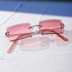 brillor  - säljer dessa cola och populära brillor! som tyvärr inte kommer till användning 🥺 As coola!! fodral ingår!