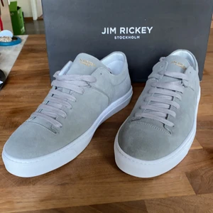 Jim Rickey skor i mocka - Snygga mockaskor i ljusgrått. Helt nya då det är ett felköp. Storleken en aning för liten. Sitter nog bättre på ett par fötter i storlek 42.