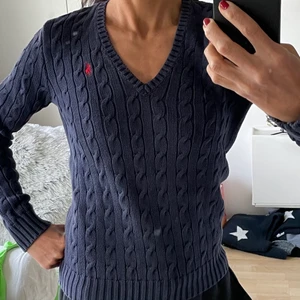 Mörkblå stickad tröja från Ralph Lauren  - En mörkblå stickad Ralph Lauren i stl S säljs i Tyresö. Kan även skickas om mottagaren betalar frakten. Inköpt i New York.