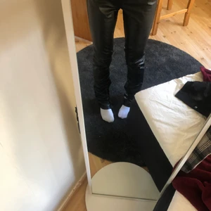 Skinnbyxor bootcut - Skinnbyxor med bootcut och dragkedja nere, fråga för fler bilder!