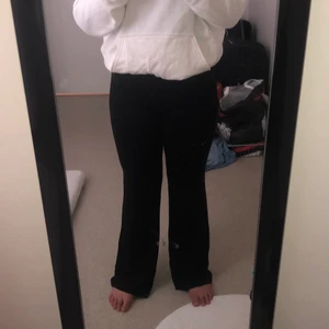 Byxor som är utsvängda i mjuk tyg - Säljer ett par fina byxor som knappt är använda det är utsvängda byxor i fint tyg, säljer då de är för stora på mig och passar inte riktigt då jag är 152cm. Priset kan självklart diskuteras och storleken är S.