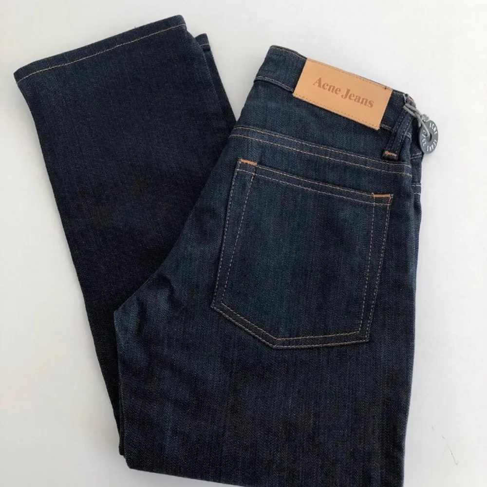 oanvända jeans från Acne! Storlek 25/30 men de är mindre i storleken (därför jag också säljer då de är för små för mig). Första bilden är acne jeans i liknande modell så det är den passformen man kan förvänta sig💖. Jeans & Byxor.
