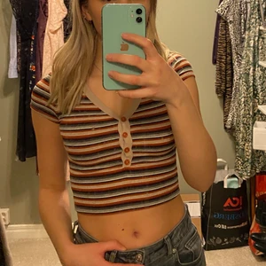 Fin croppad T-shirt - Säljer denna korta T-shirt. Helt oanvänd🌸