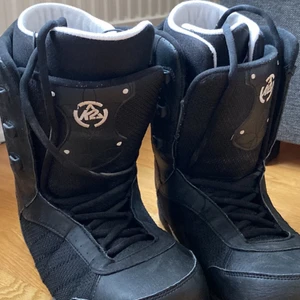 Snowboardboots - Säljer ett par svarta snowboardboots i strl 39 ifrån K2. Ancända några säsonger men i fint skick. Herrmodell men har fungerat fint på mig som tjej att åka i. 