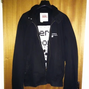 J.LINDEBERG - FUTURE SPORTS Men's  - Ny/oanvänd J. Lindeberg Jacka för män i snygg design och skön passform samt material. Jackan är endast provad och fortfarande som ny. Säljes då den köptes och ej används. Fler bilder kan skickas vid intresse.                                                      STORLEK : L                                       ORDINARIEPRIS : 1.929:-                                     BUDA GÄRNA 🌺.       💌📦GRATIS FRAKT🛍️