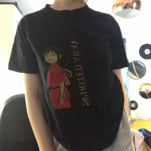 T-shirt  - Svart T-shirt med Spirited Away motiv. Köpt second hand och trycket var slitet redan när jag köpte den, men själva tröjan är i bra skick och bekväm. Storlek S men har en baggy fit så passar även större storlekar😋