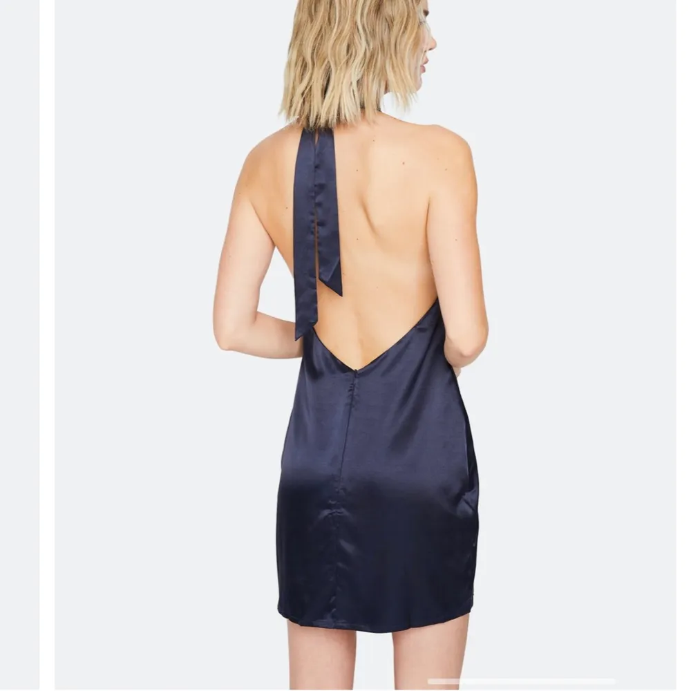 Säljer denna jättefina festklänningen från Bikbok i satin och i en super fin mörkblå färg, perfekt till nyår. Den är så så fin men har endast kommit till användning en gång och därför säljer jag nu den. Mekot.