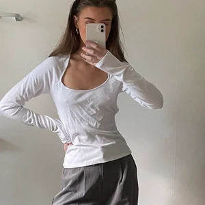 NA-KD x Josefine HJ tröja  - Endast provat någon gång, prislapp kvar. Storlek 32 men säljer eftersom den är för stor tyvärr :/