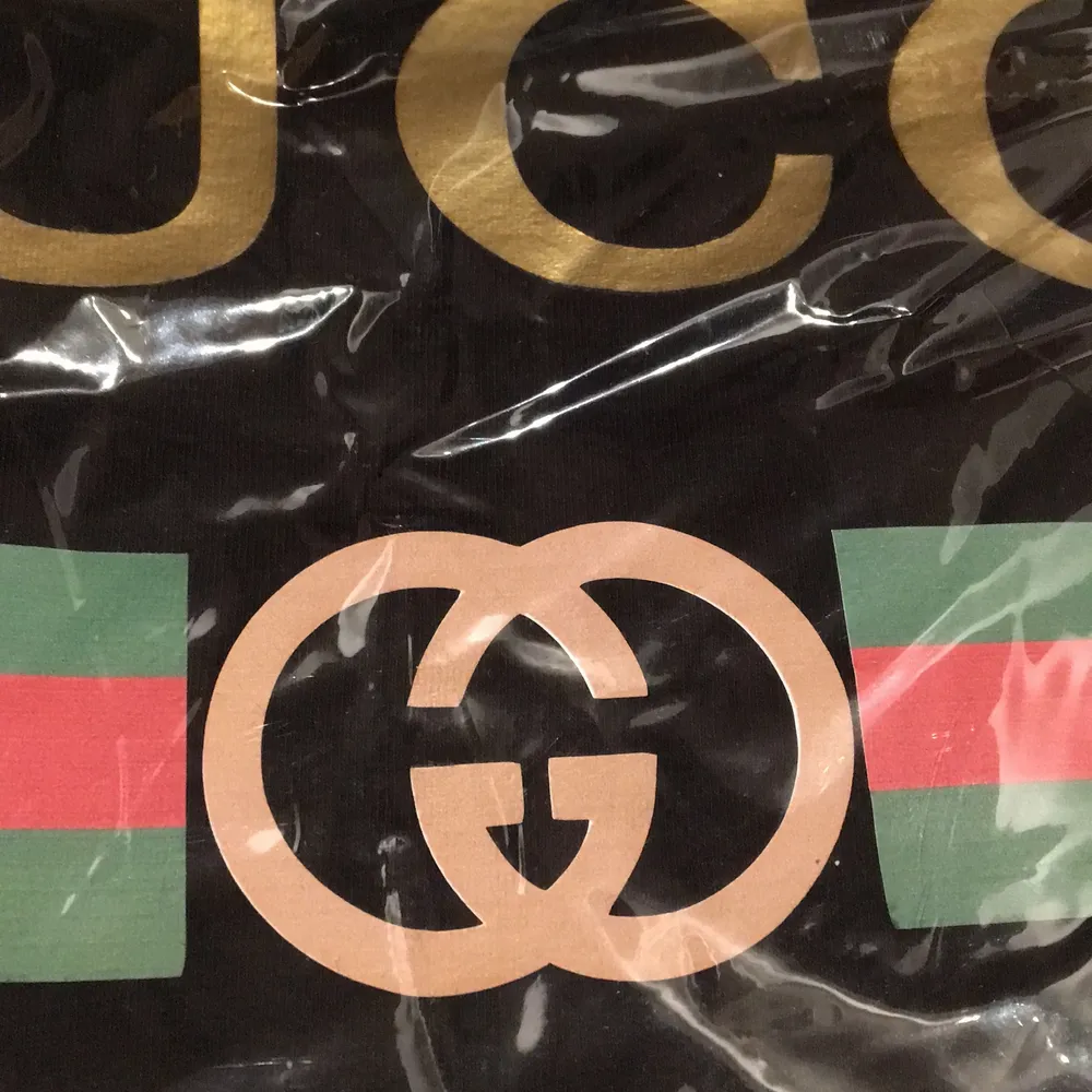 Svart fake Gucci t-shirt köpt i Italien. Original pris 400kr Aldrig använd fortfarande i plasten den köptes i. Köpare står för frakt . T-shirts.