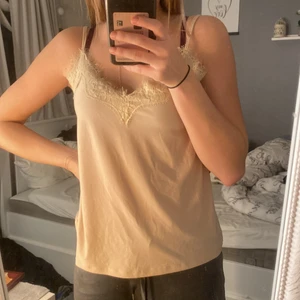 Biege linne strl S - Linne i strl S, spets vid urringningen, använd max 2 ggr, går att spänna banden också ifall man vill ha den lösare eller tightare spänt. Kommer från New York