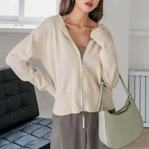 Mjuk stickad zip up kofta luva HELT NY!!  - HELT NY!!! Säljer denna trendiga och drömmigt mjuka zip up tröja. Den är stickad, har två dragkedjor och har en mysig luva! Budgivning vid många intresserade!💕💕 storlek M men passar xs-m 