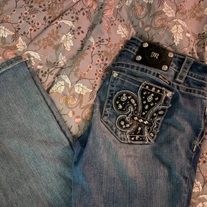 Miss me jeans - Såååå snygga miss me jeans!!! Bootcut och midrise. Långa i benen, passar perfekt för mig som är ca 175cm 💓