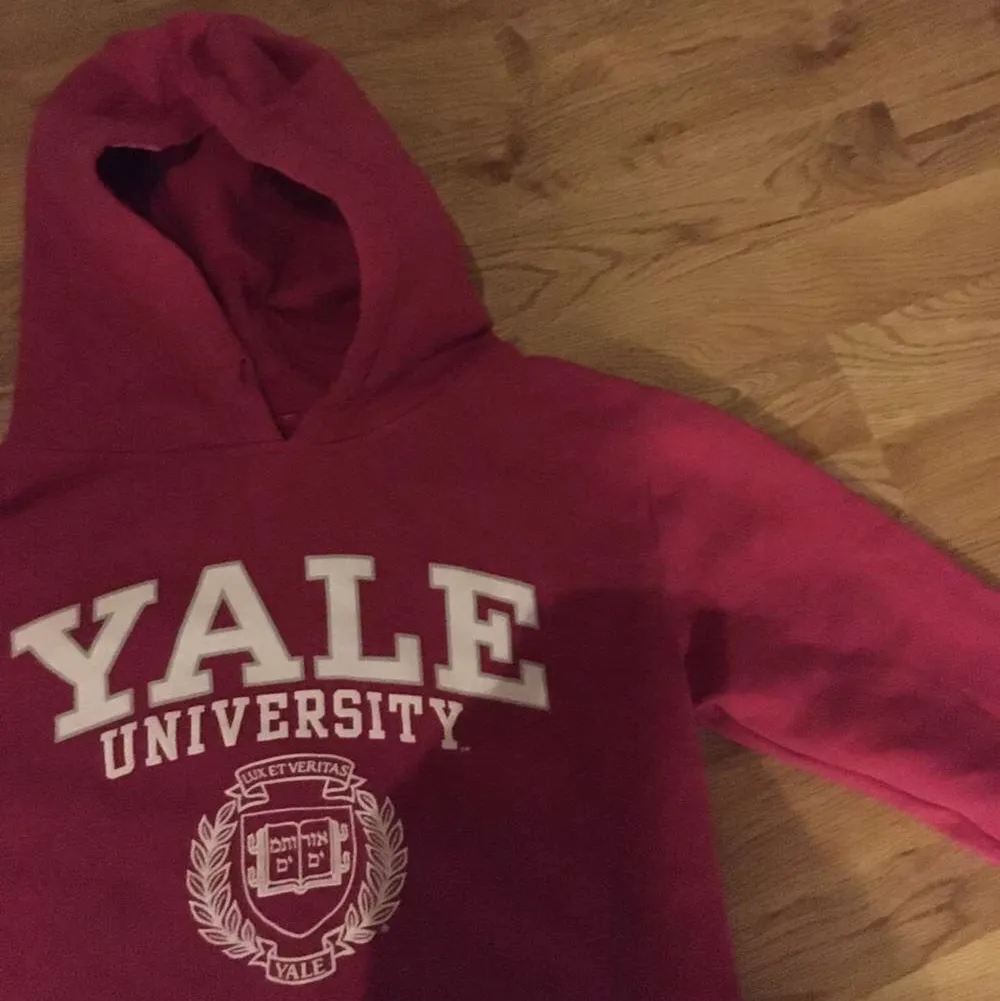 Röd/rosa hoodie från yale. Inga skador storlek S.. Hoodies.