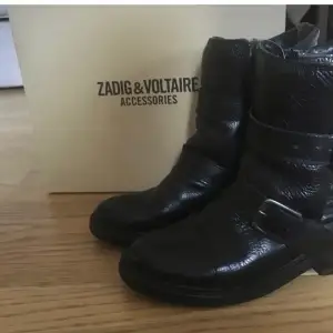 Zadig & Voltaire viker boots storlek 37 köpta för 490 euro fprfaeande välldigt bra skick! Skickas med orginalboxen❤️skor