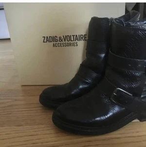 Zadig biker boots skor - Zadig & Voltaire viker boots storlek 37 köpta för 490 euro fprfaeande välldigt bra skick! Skickas med orginalboxen❤️skor