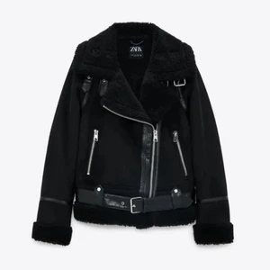 Zara jacka - Superfin trendig Zara jacka. Den är fodrad så den passar perfekt till höst/vinter. Är i storlek M så sitter oversized på mig som har S. Använd men ej synligt. Köpt för 850kr🥰