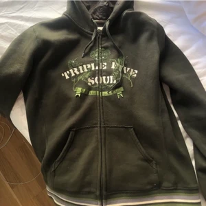 Superfin zipup  - Säljer denna asfina zipupen i dunder skick då jag behöver pengar. Verkligen så fin med fina detaljer vid brösten. Tyget i luvvan är i silke vilket är både svinsnygg å skönt. Sitter som en S/M.