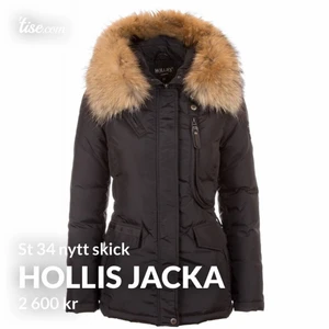 Hollis jacka svart  - Nyskick ,andvänd 1 vinter . Storlek 34 med äkta päls 