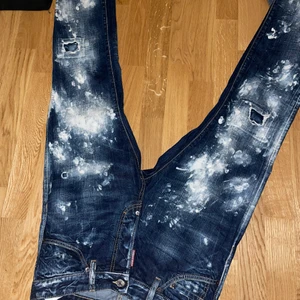 Dsqaured jeans stl 46  - Säljer mina dsquared2 jeans pågrund av fel storlek, tag sitter fortfarande kvar på byxor. Vid snabbaffär kan prisen diskutera. Kvitto finns.