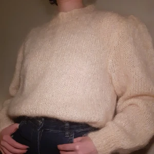 Hand Knitted Wool Sweater, M - This is a hand-knitted crème sweater, size M, wool made. Not used at all (runs just a bit big on me), very warm, and with cool shoulders variations.