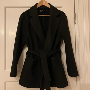 SVART KAPPA från ZARA strl S - 🖤SVART KAPPA från Zara i storlek S, Lite nopprig på insidan av ärmarna på utsidan.🖤