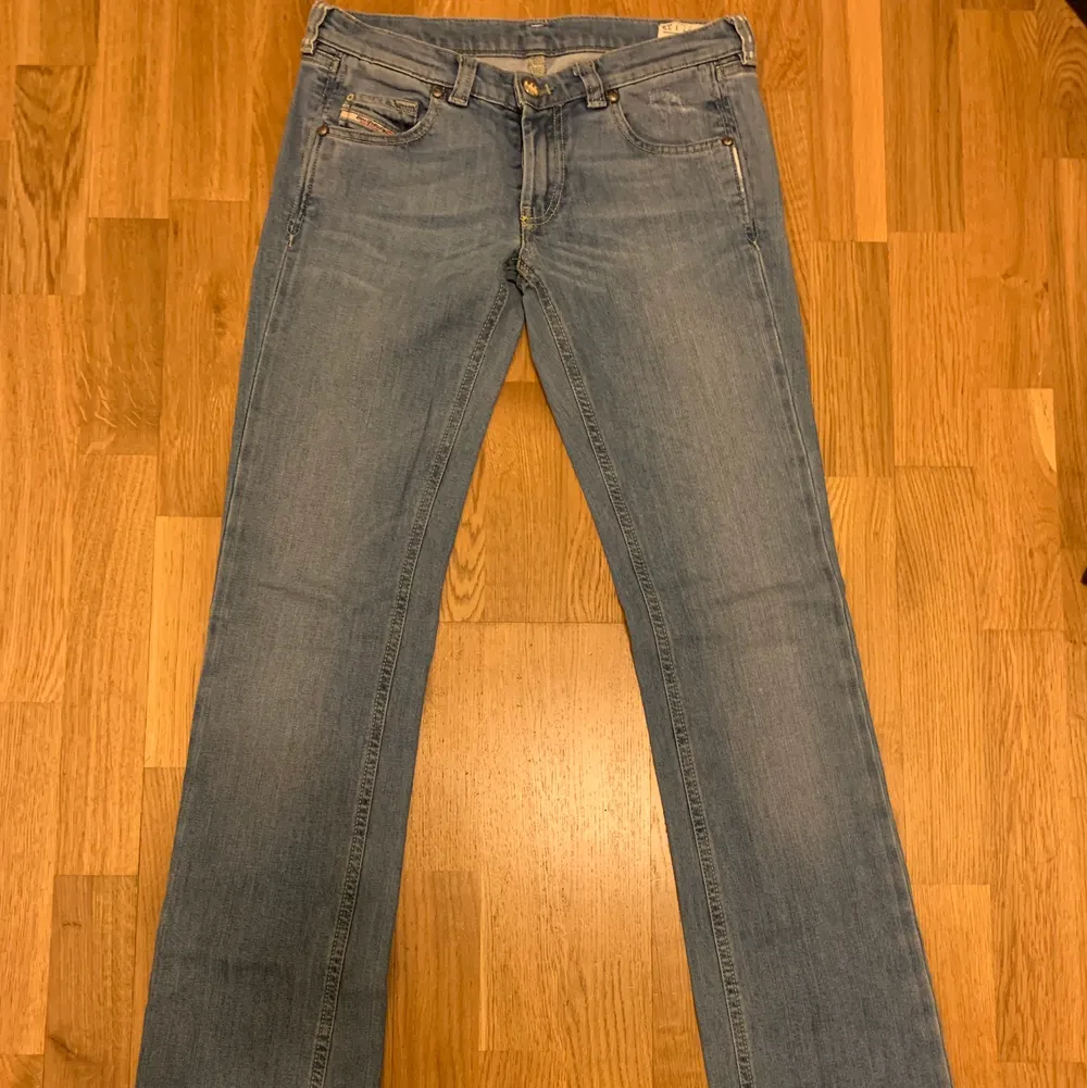 lågmidjade jeans i bra skick. straight leg. säljer pga att de it passar mig. nypris ca 1400kr köparen står för frakten🥰. Jeans & Byxor.